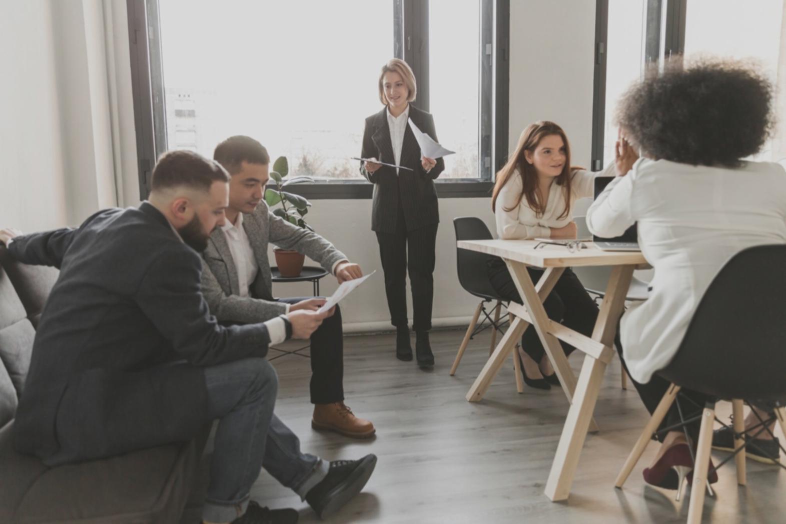 Team bei der gemeinsamen Arbeit an Finanzstrategien