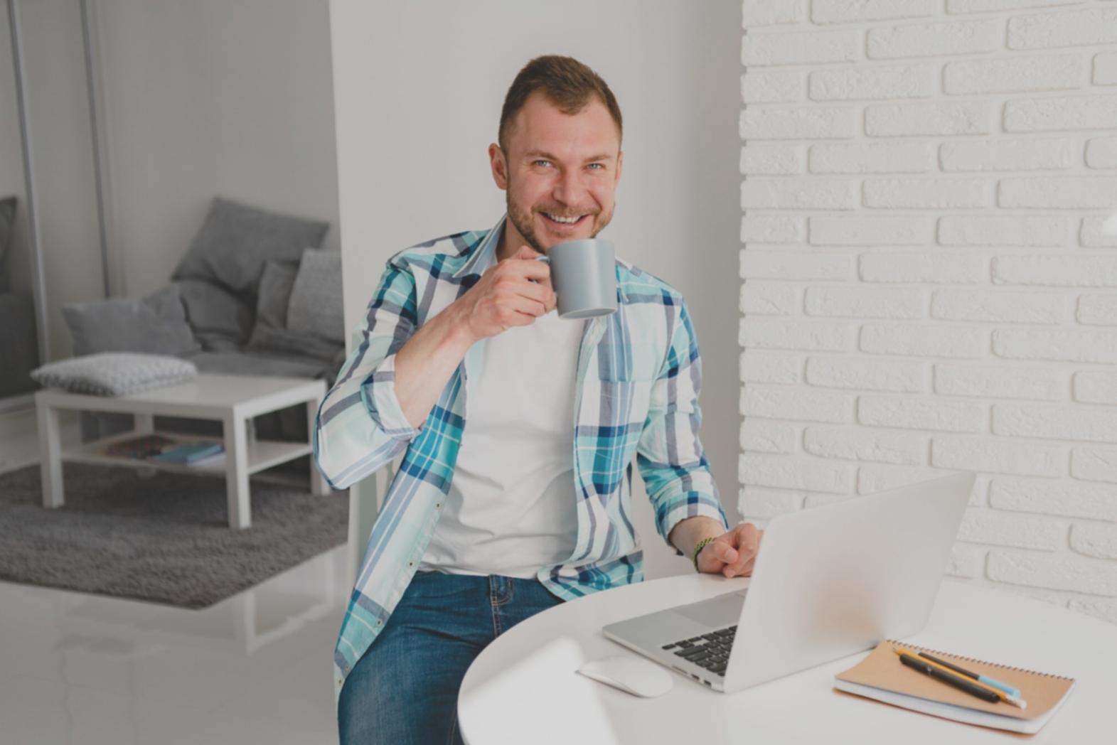 Finanzberaterin erklärt Budgetplanung am Laptop