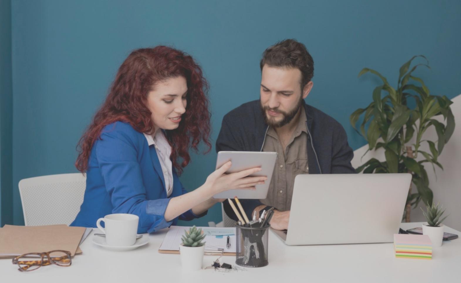 Arbeitsplatz mit Finanzplanungsunterlagen